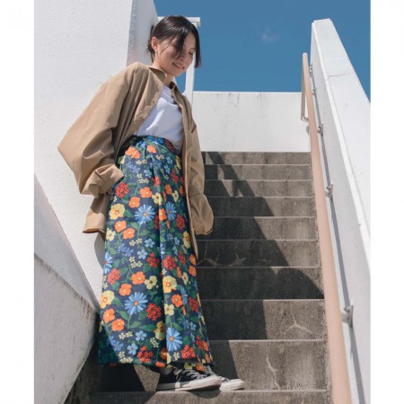 日本KIU 212-169 迷幻花園 抗UV透氣防水裙 內有腰圍調整扣 攤開變野餐巾 附收納袋