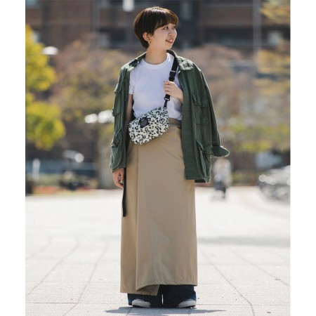 日本KIU 212-911 米色 抗UV透氣防水裙 內有腰圍調整扣 攤開變野餐巾 附收納袋